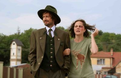 Muž v mysliveckém obleku se ženou