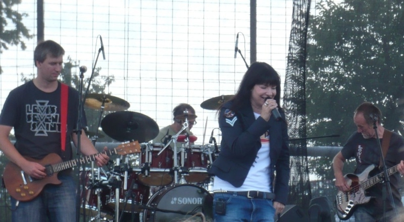 Zpěvačka Anna K při svém vystoupení