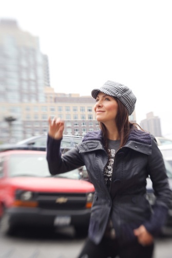 Anna K. v bundě s čepicí na hlavě