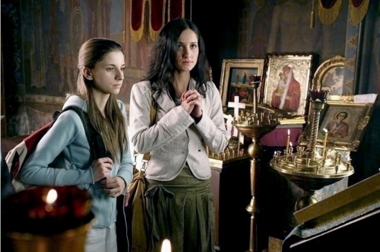 Dvě ženy stojící v katedrále