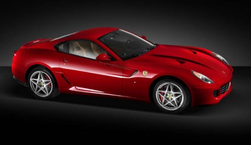 Sportovní automobil červené barvy Ferrari 599 GTB Fiorano