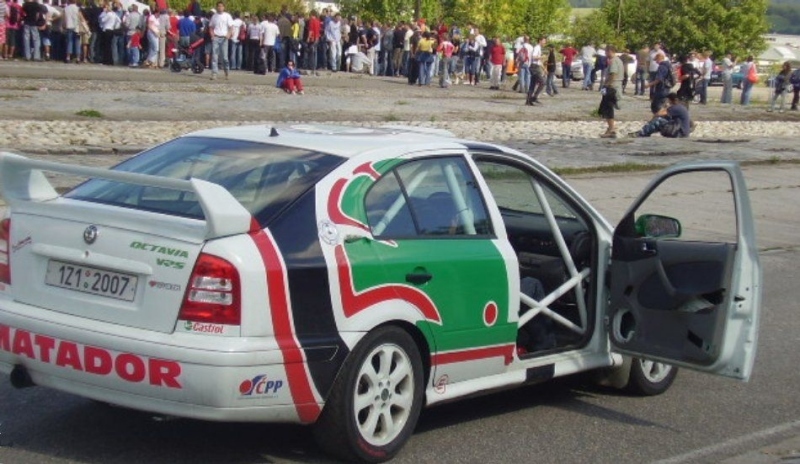 Závodní automobil stojící na dráze