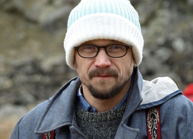 Dan Bárta v brýlích a bílé pletené čepici