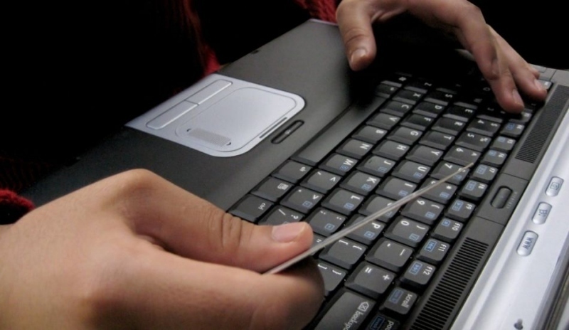 Ruce položené na černé klávesnici