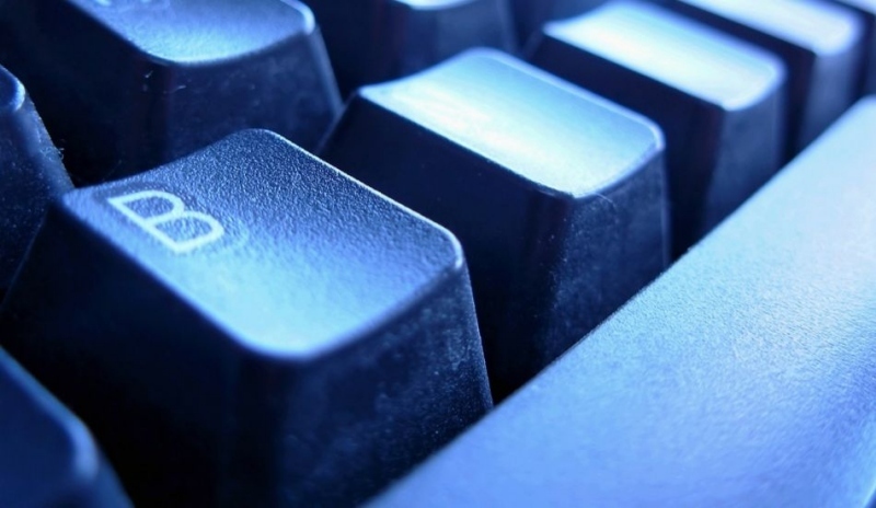 Fotografie zobrazuje klávesu s písmenem B