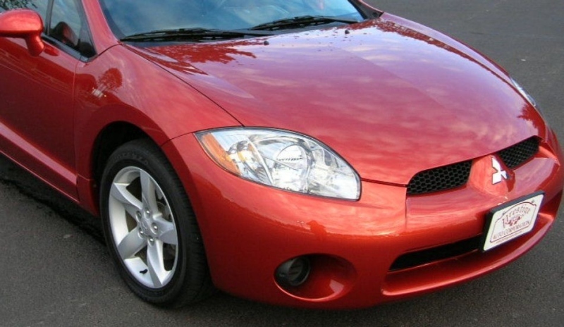 Přední část sportovního vozu Mitsubishi Eclipse
