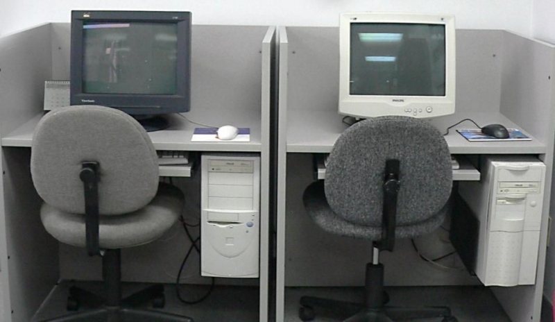 Fotografie zobrazující pracovní místo při práci s PC