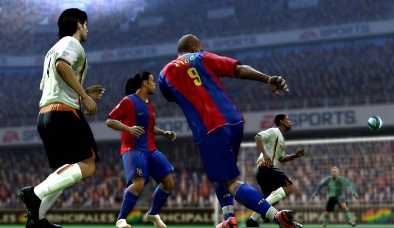 Foto fotbalistů při zápasu na stadiónu