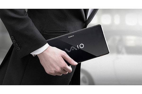 Fotografie ruky držící kapesní počítač Sony VAIO P