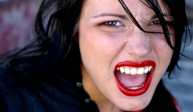 Detailní záběr na tvář ženy s červenými rty