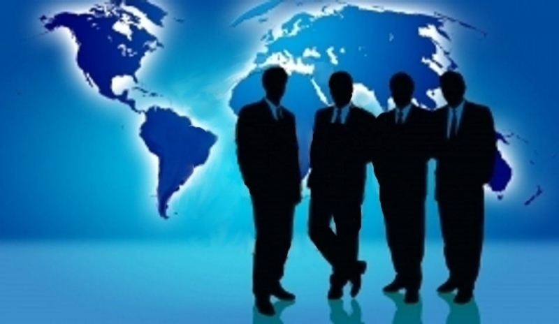 Muži v oblecích na pozadí s mapou světa