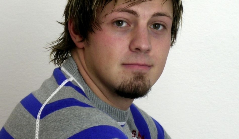 Fotografie muže v pruhovaném svetru s bradkou