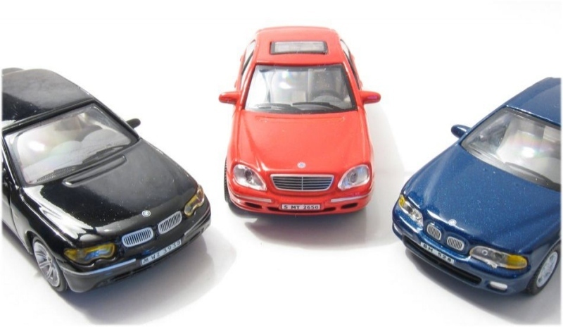 Fotografie tří osobních automobilů