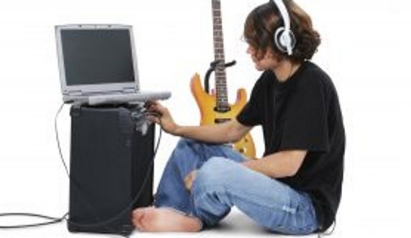 Snímek muže se stylovými doplňky k PC