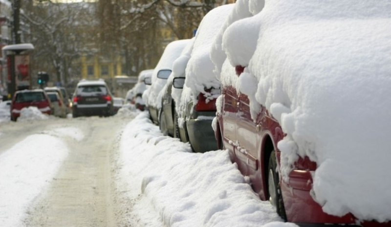 Fotografie zasněžených aut