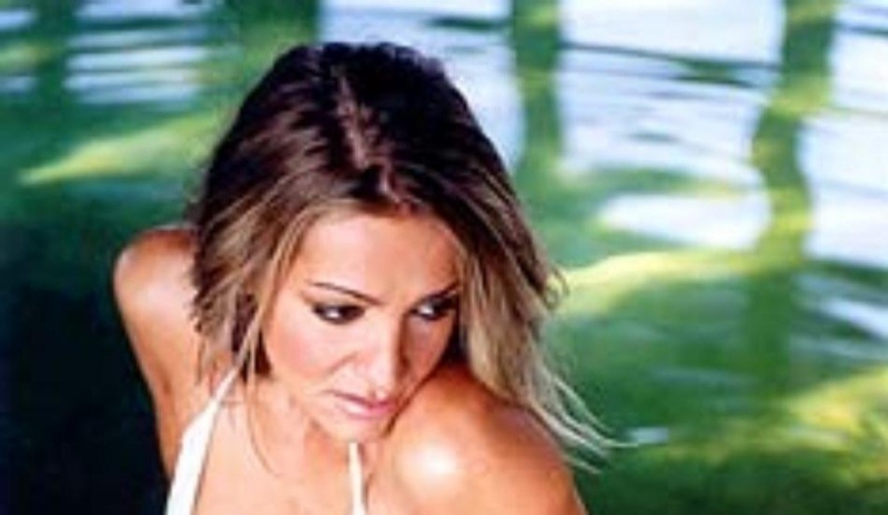 Dara Rolins u bazénu