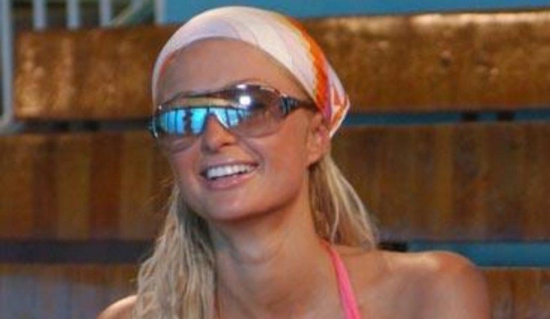 Žena ve slunečních brýlích s šátkem na hlavě