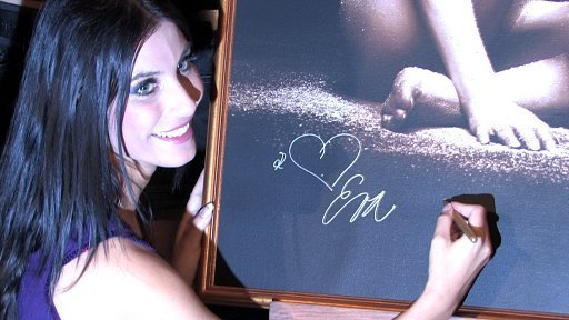 Eva Aichmajerová podepisuje plakát