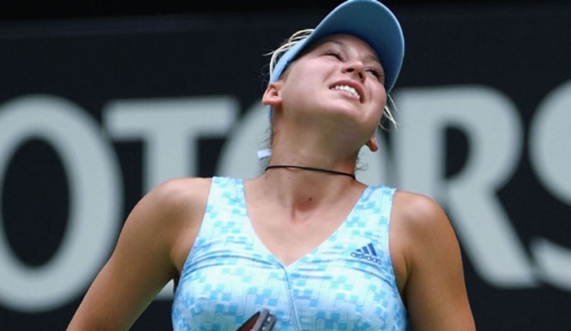 Fotografie ženy v tenisovém oblečení