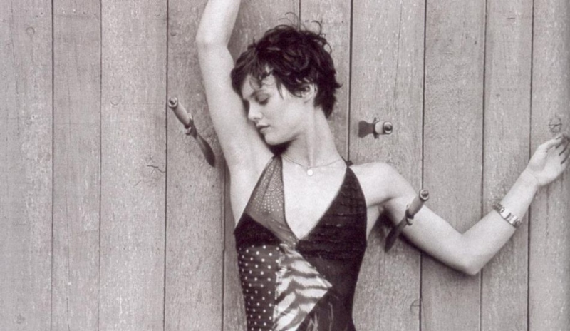 Fotografie ženy s noži kolem těla