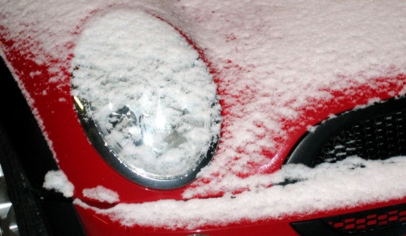 Snímek zasněženého auta