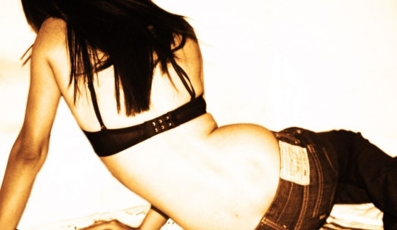 Polonahá žena otočená zády