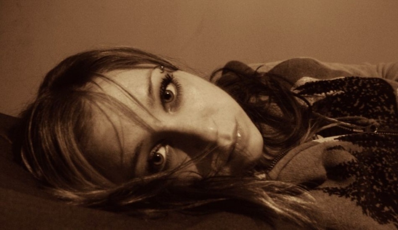 Fotografie zobrazující tvář ležící ženy