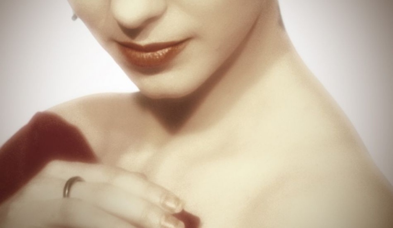 Detailní záběr na rty, rameno a ruku s prstýnkem