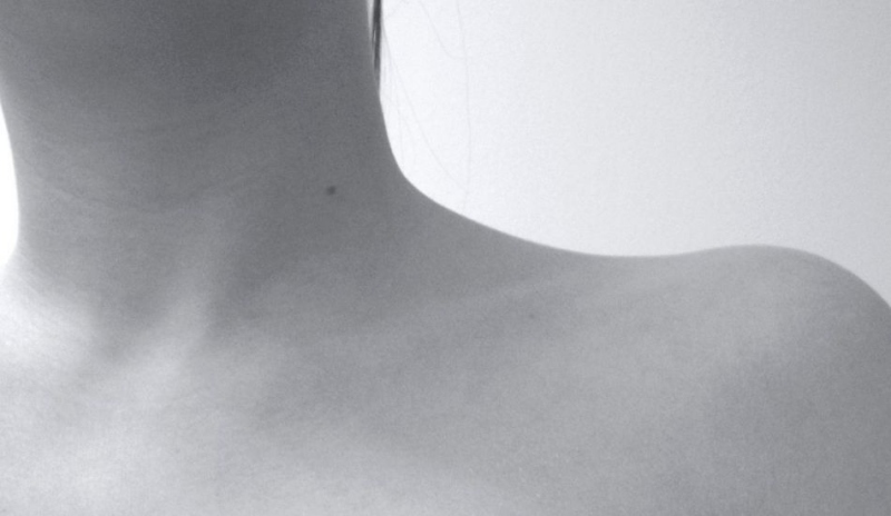 Detailní záběr na krk a rameno