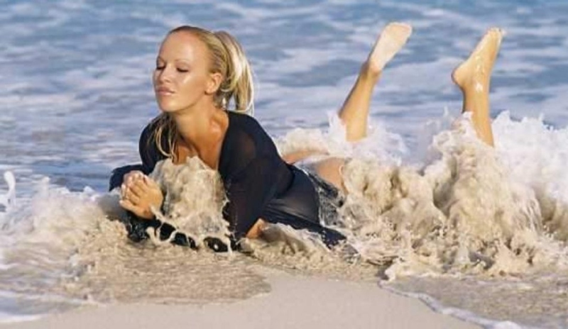 Zuzana Belohorcová pózující ve vodě