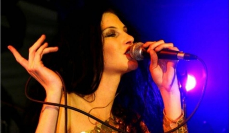 Písně Ivy Frühlingové jsou ležérní a chytlavé.