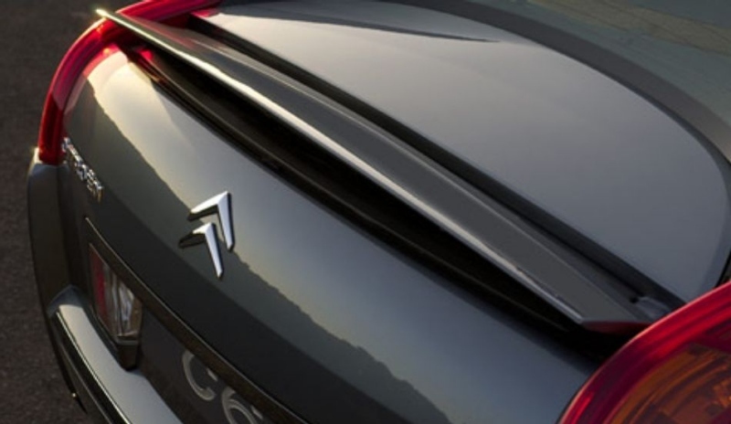 Snímek zadní části automobilu Citroen C6