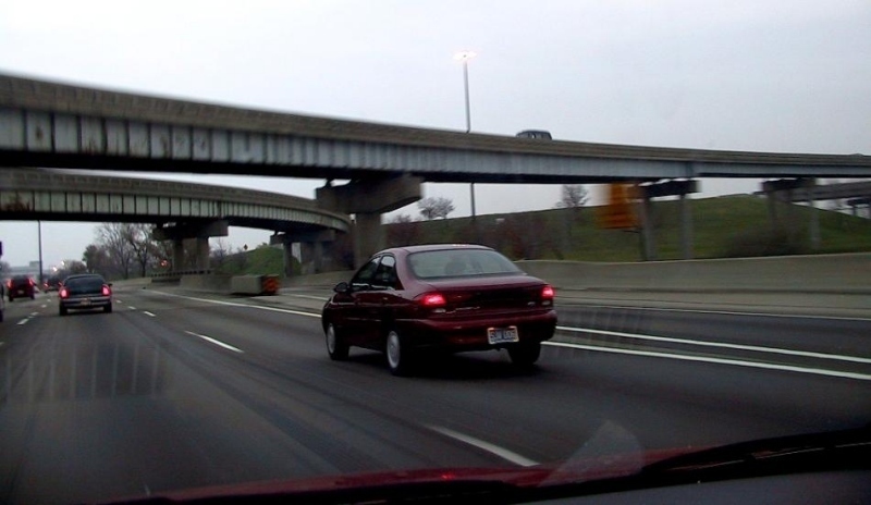 Záběr na jedoucí auto po silnici