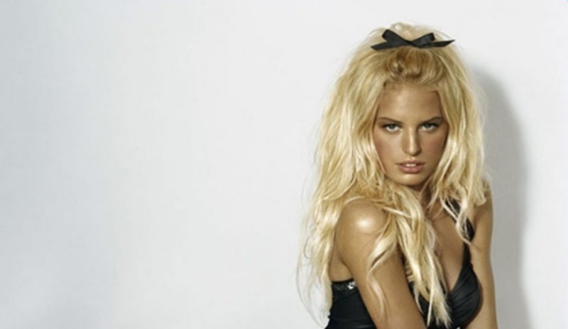 Blonďatá Karolína Kůrková v černém topu s černou mašlí v hlavě