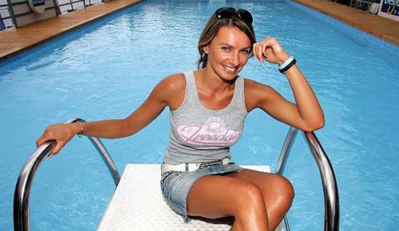 Alice Bendová sedí na můstku v bazénu