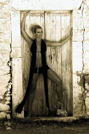 Lucie Borhyová odhalila sexy postavu v černém outfitu