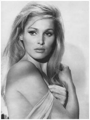 Ursula Andress na černobílé fotografii