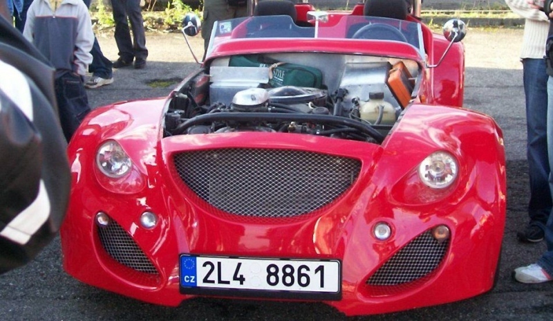 Snímek tuningového auta červené barvy