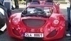 Snímek tuningového auta červené barvy