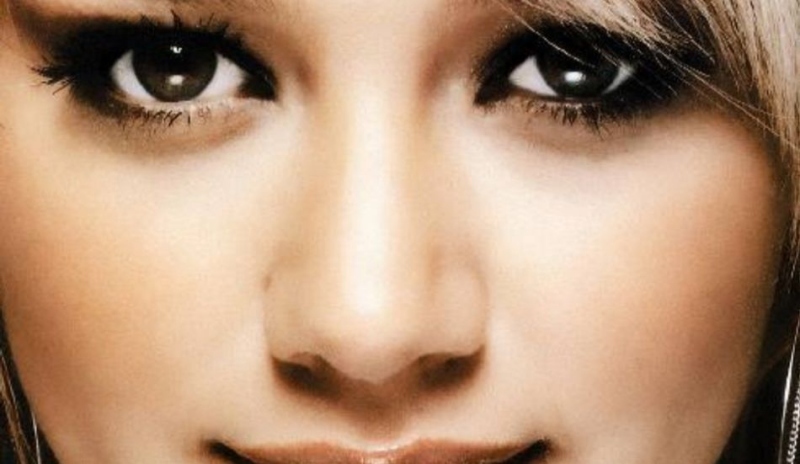 Fotografie zobrazující make-up kočičí oči