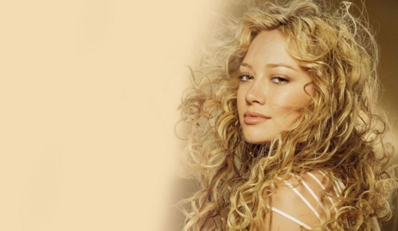 Herečka a zpěvačka Hilary Duff s rozcuchanými vlasy