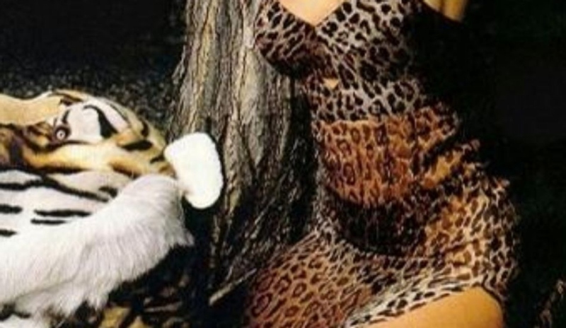 Jennifer Aniston v tygrovaných šatech sedí na tygrovi