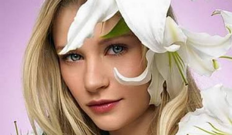 Emilie de Ravin s bílými liliemi