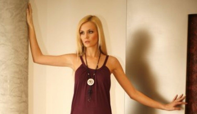 Lucie Hadašová ve vínových šatech na bílém pozadí