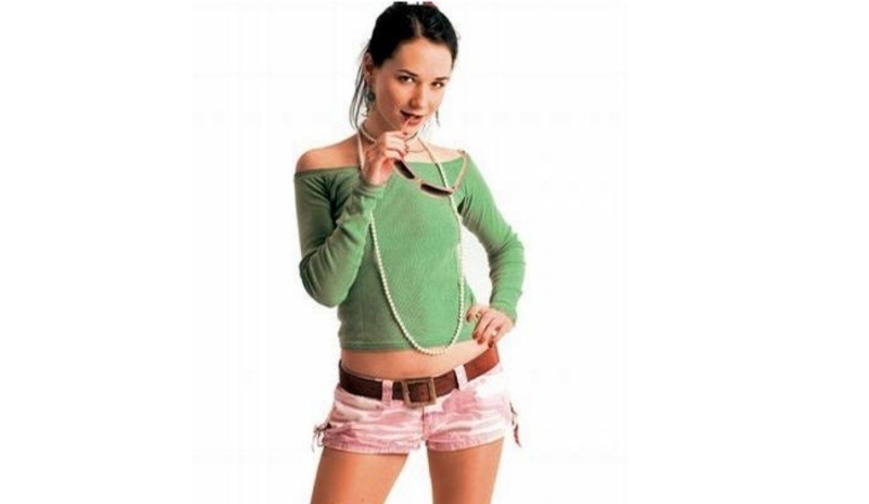 Sandra Nováková v kraťasech a tričku s brýlemi v ruce