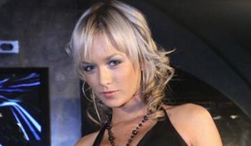 Dominika Kadlčková herečka a modelka v černém topu s korálky na krku