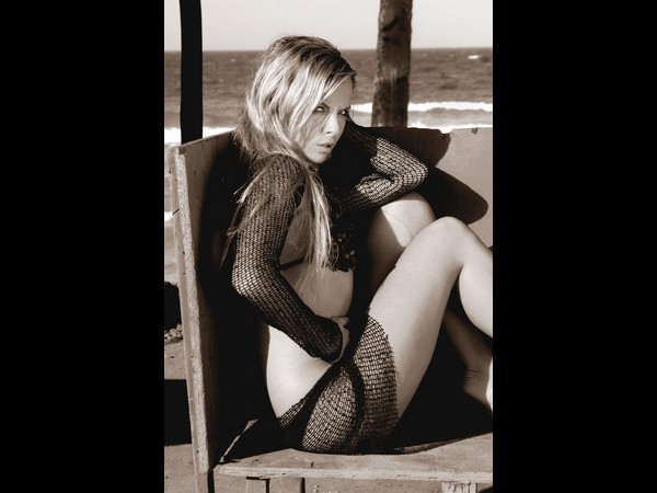 Kateřina Kristelová sedí na zemi