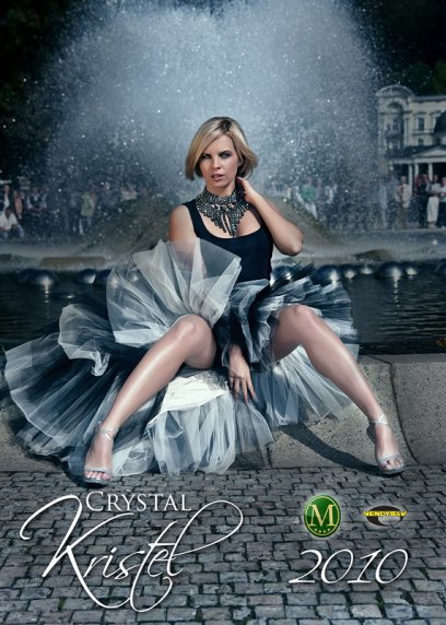 Kateřina Kristelová sedící před vodotryskem