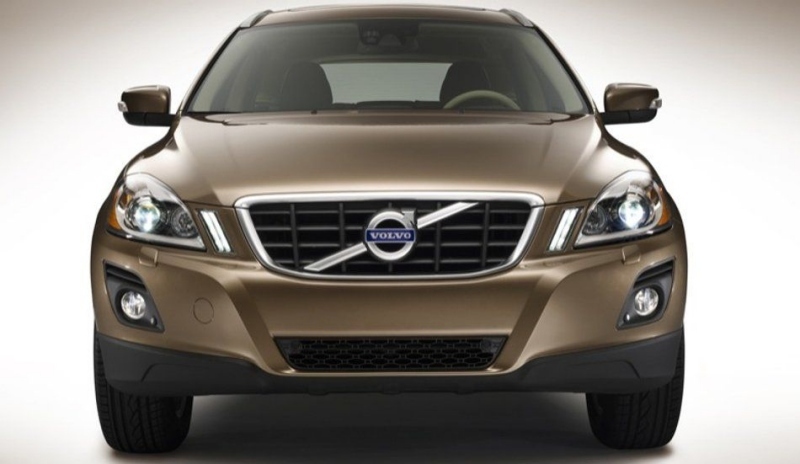 Přední kapota osobního automobilu Volvo XC60