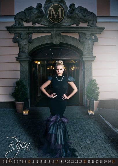 Žena ve večerní róbě před hotelem Morris